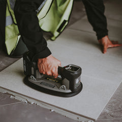 GRABO Pro Brushless vacuümheffer voor het nauwkeurig positioneren van een grote tegel