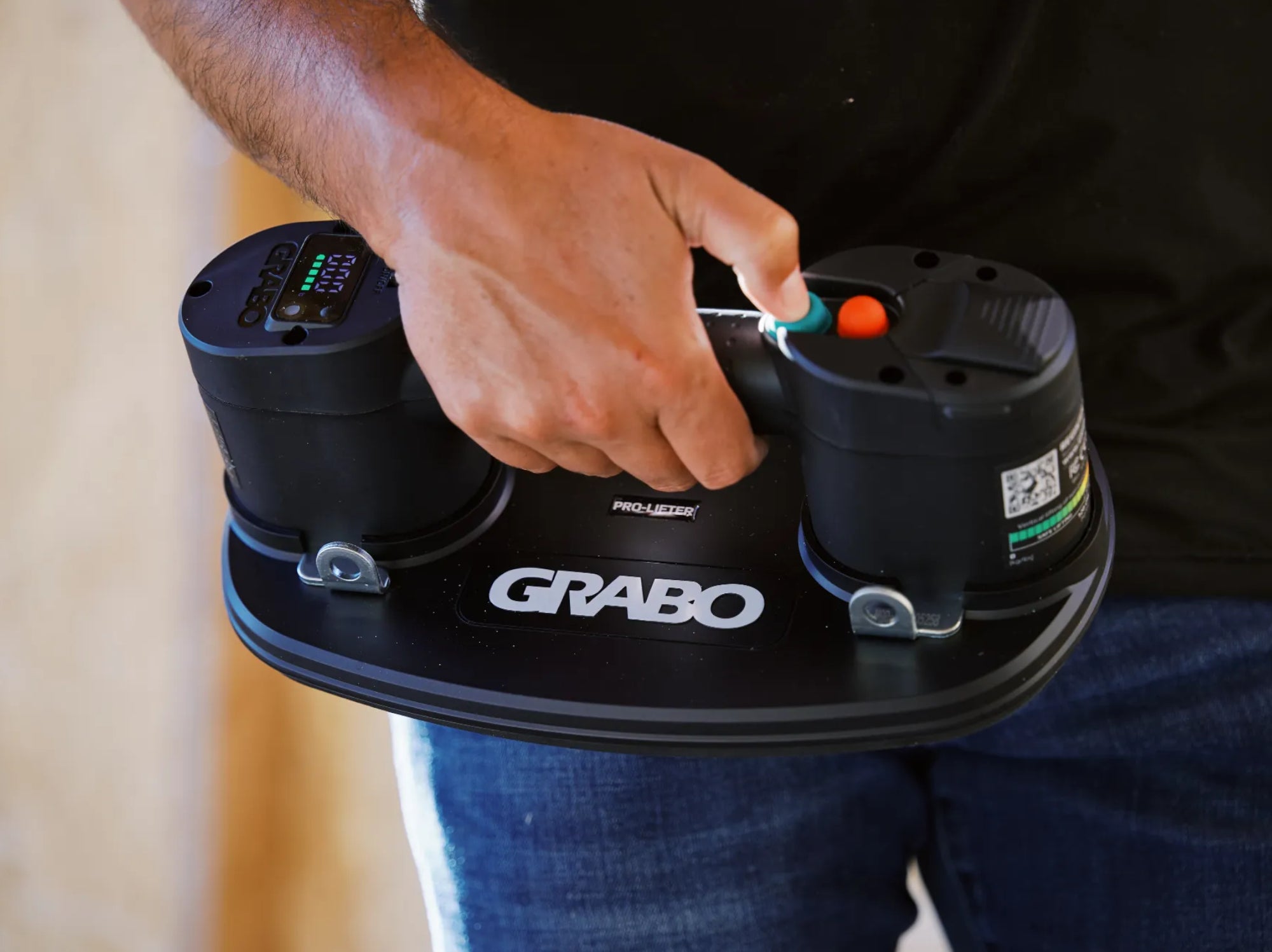 GRABO Pro Lifter 20 met digitale drukmeter en bediening in de hand