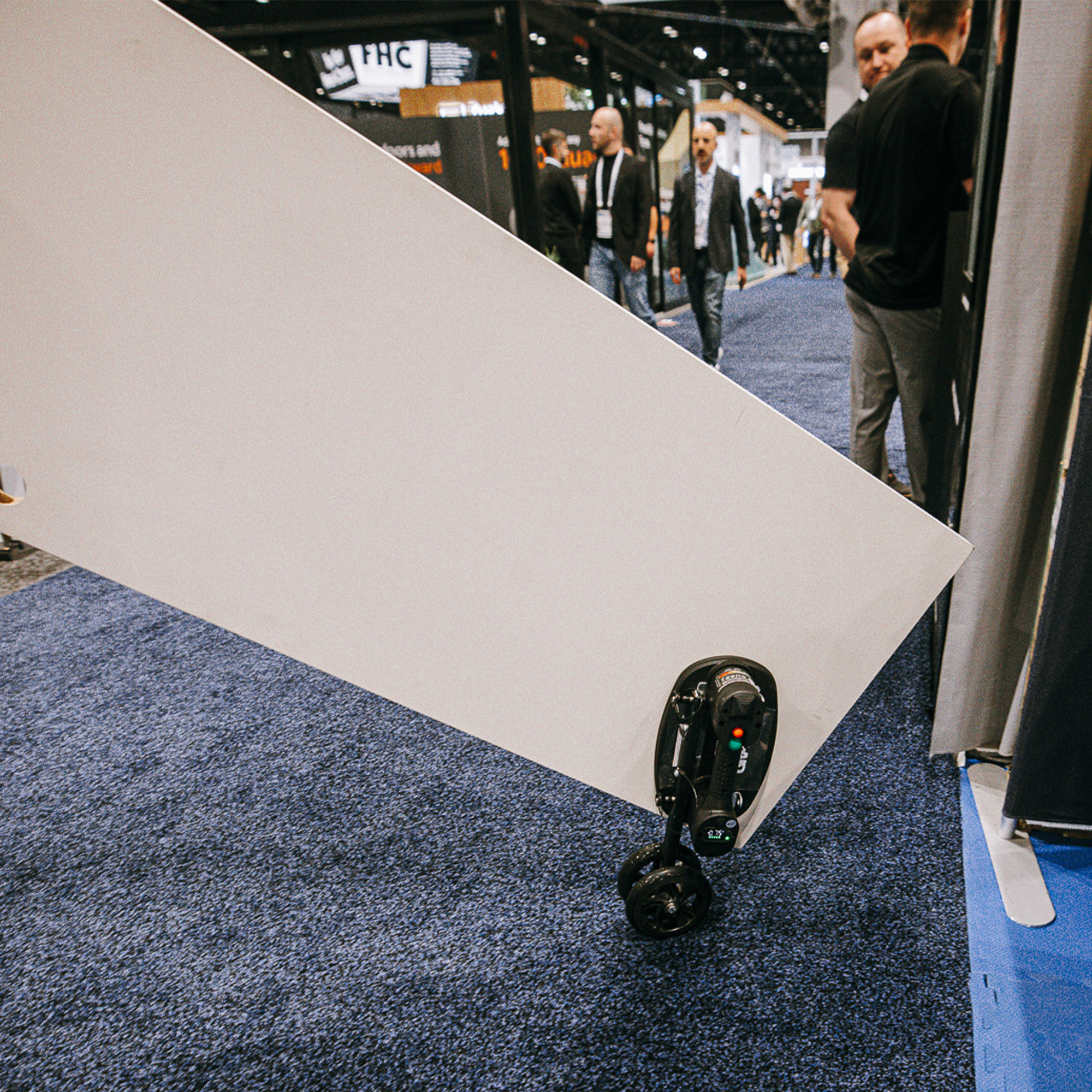 Grabo Roller in gebruik bij het verplaatsen van groot plaatmateriaal