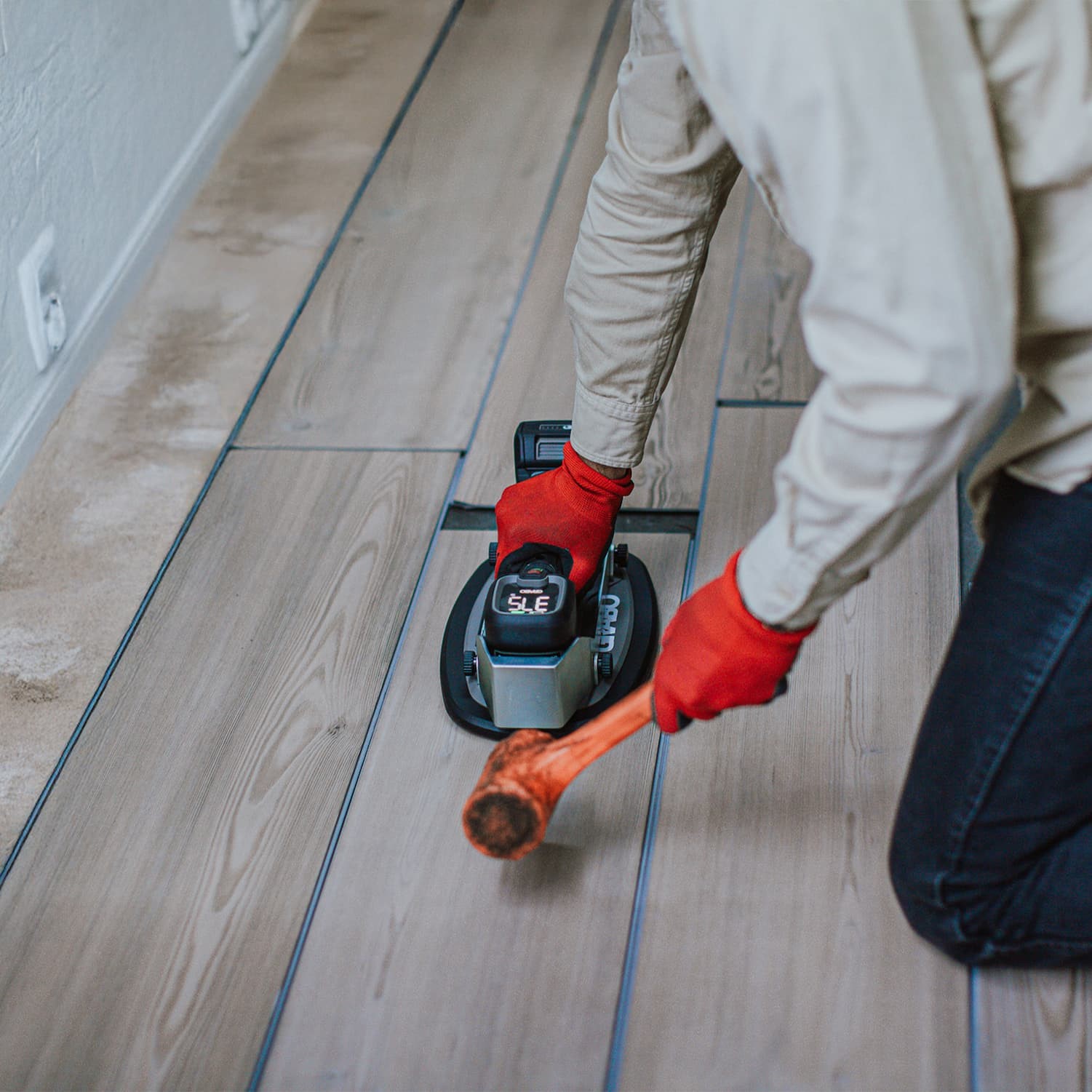 Grabo Impact Plate in gebruik bij het corrigeren van een houten vloer