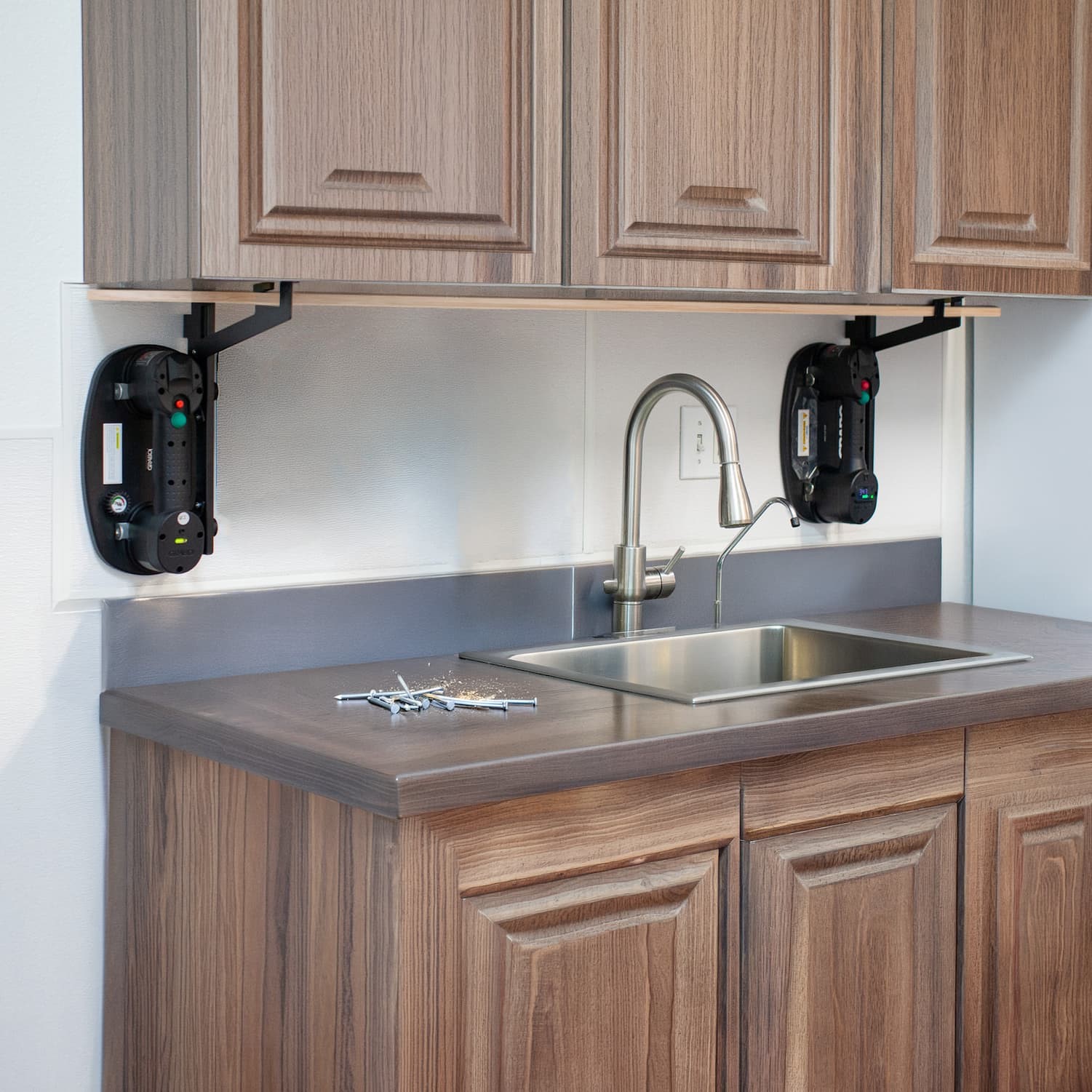 Grabo VersaMount gebruikt bij het uitlijnen van keukenkasten